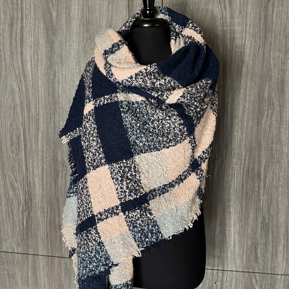 Marcus Adler NY blanket scarf - Picture 2 of 8